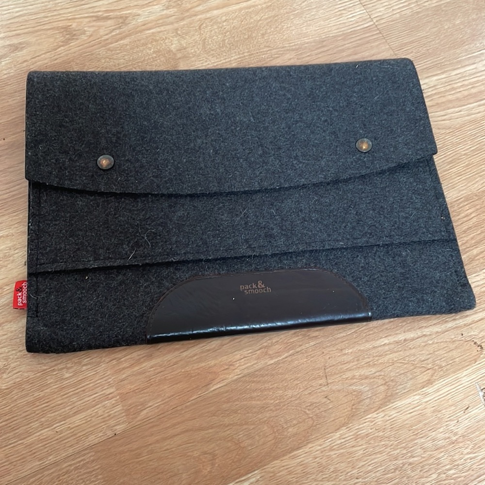 Pack & Smooch Case